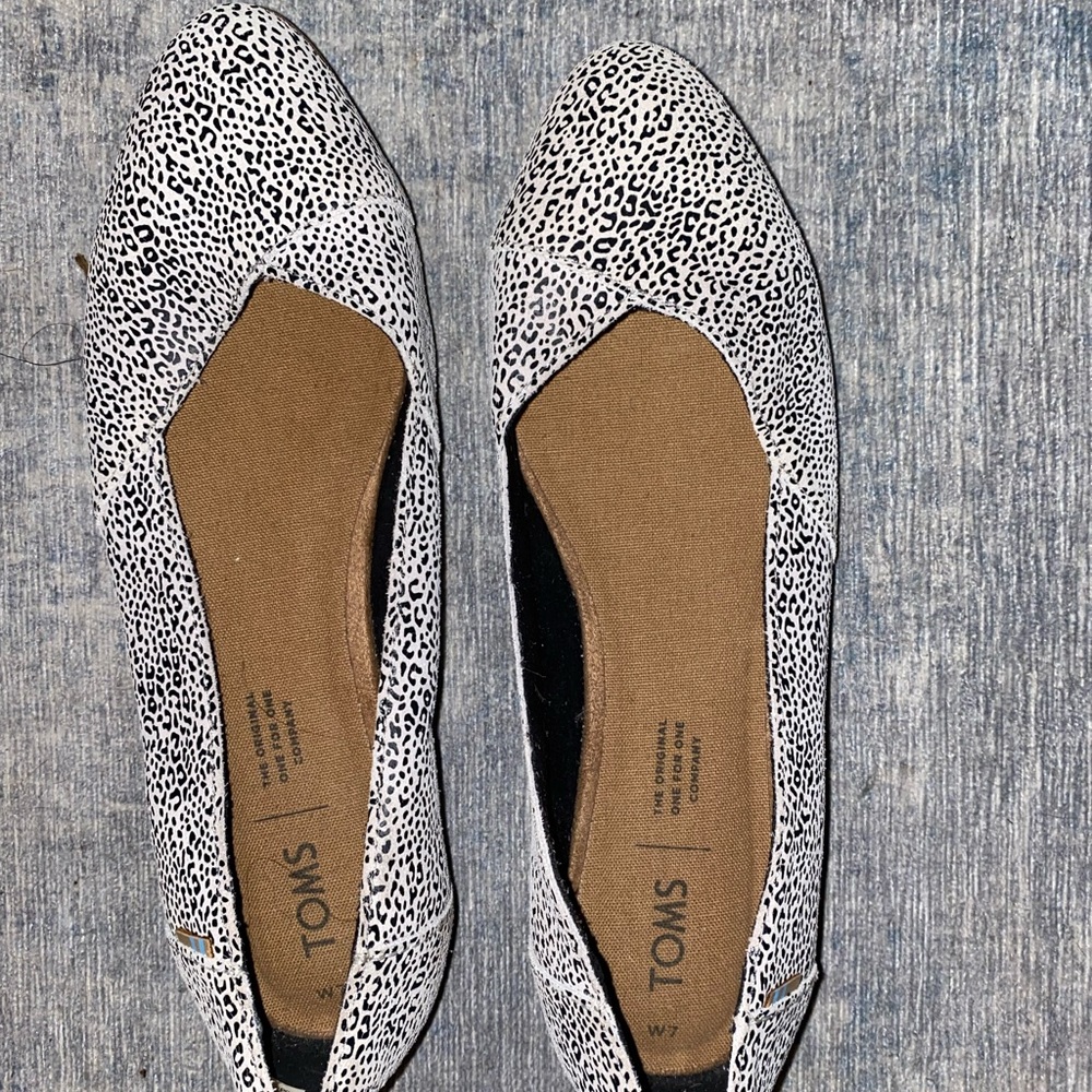 Toms off white leopard print suede flats women size 7